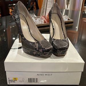 Nine West blk gry snake skin print pump size 6